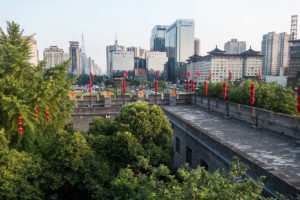Blick über die Stadtmauer auf den neuen Stadtteil von Xi'an