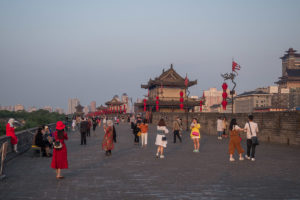 Touristen tummeln sich auf der Stadtmauer von Xi'an