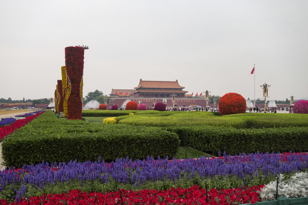 Gärten auf der Seite des Tian'anmen Platzes, im Hintergrund der Eingang zur Verbotenen Stadt