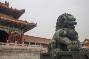 Ein Qin vor einem der fast 1000 Gebäuden in der Verbotenen Stadt