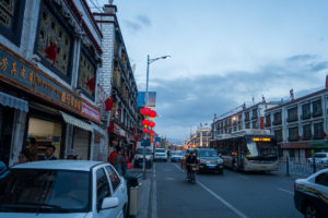Strassenszene am frühen Abend in Lhasa