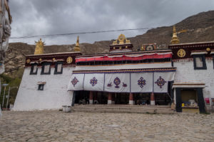 Die Versammlungshalle von aussen im Sera Kloster