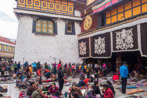 Pilger innerhalb vom Jokhang Tempel