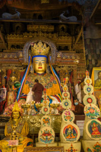 Buddha Statue. Der Mönch in der Mitte dient als Grössenreferenz.
