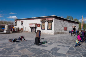 Pilger im Kloster von Gyantse