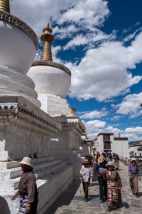 Stupas mit Pilger während der Kora im Kloster Shigatse