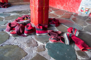 Schuhe sind nicht erlaubt in der Versammlungshalle, auch nicht für Mönche