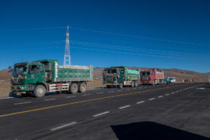 Lastwagen während einer Pause auf dem Gyatso La Pass