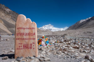 Monument für den Mt. Qomolangma, dessen exakte Höhe ein Politikum ist