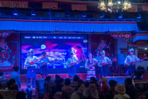 Auftritt einer traditionellen Band im Restaurant in Shigatse