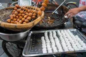 Leckerer Streetfood: Frittierte Reisbällchen mit Sesam