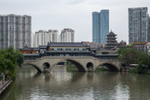 Neue Brücke in altem Stil gebaut - oft gesehen in China