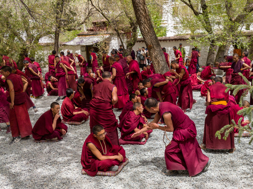 Mönche beim debattieren im Sera Kloster