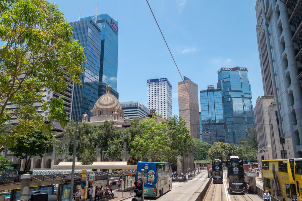 Strassenszene in Hong Kong, fotografiert aus einem Tram