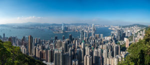 Panorama auf Hong Kong Island im Vordergrund und Kowloon im Hintergrund vom Victoria Peak