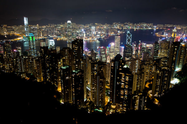 Hong Kong Island im Vordergrund und Kowloon im Hintergrund am Abend vom Victoria Peak