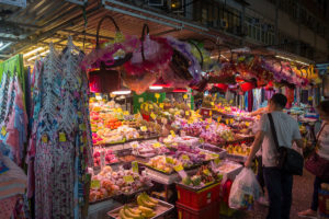 Szene auf dem Markt in Mong Kok am Abend