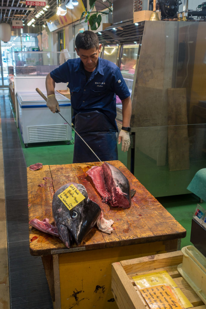 Der Fischhändler erklärt den Thunfisch