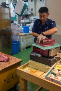 Fischhändler macht Thunfisch bereit zum Verkauf