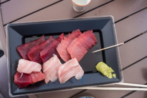 Sashimi mit Wasabi und Sojasauce