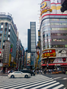 Strassenszene in Shinjuku mit den diagonalen Fusgängerstreifen
