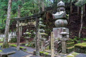 Grab im Okunoin Friedhof - Mix von Buddhismus und Shintoismus