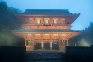 Daimon Gate - Eingang zu Koyasan - in der nebligen Abenddämmerung
