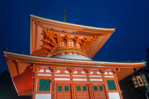 Konpon Daito Pagoda in der Nacht