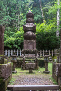 Gorintō oder 5 Ring Turm bei einem Grab